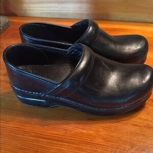 Women’s Dansko Black Leather shoes step in. Size 39